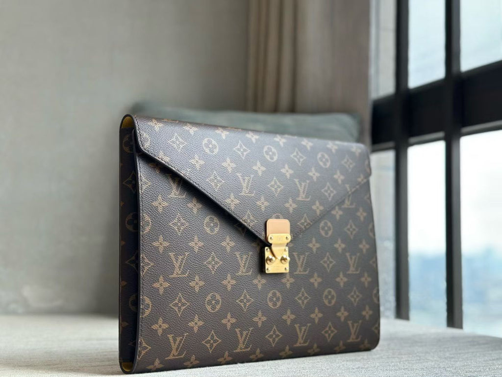Louis Vuitton Mark Folder /  33 cm