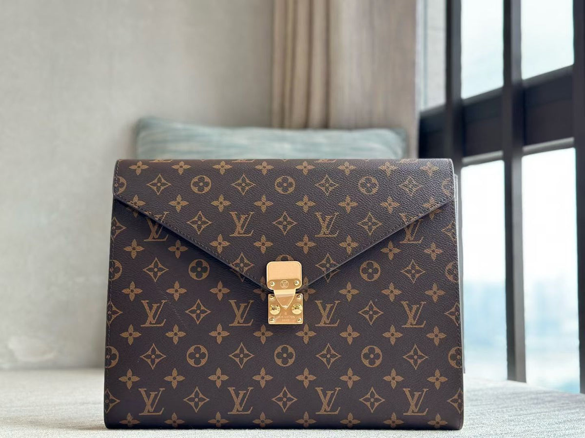 Louis Vuitton Mark Folder /  33 cm