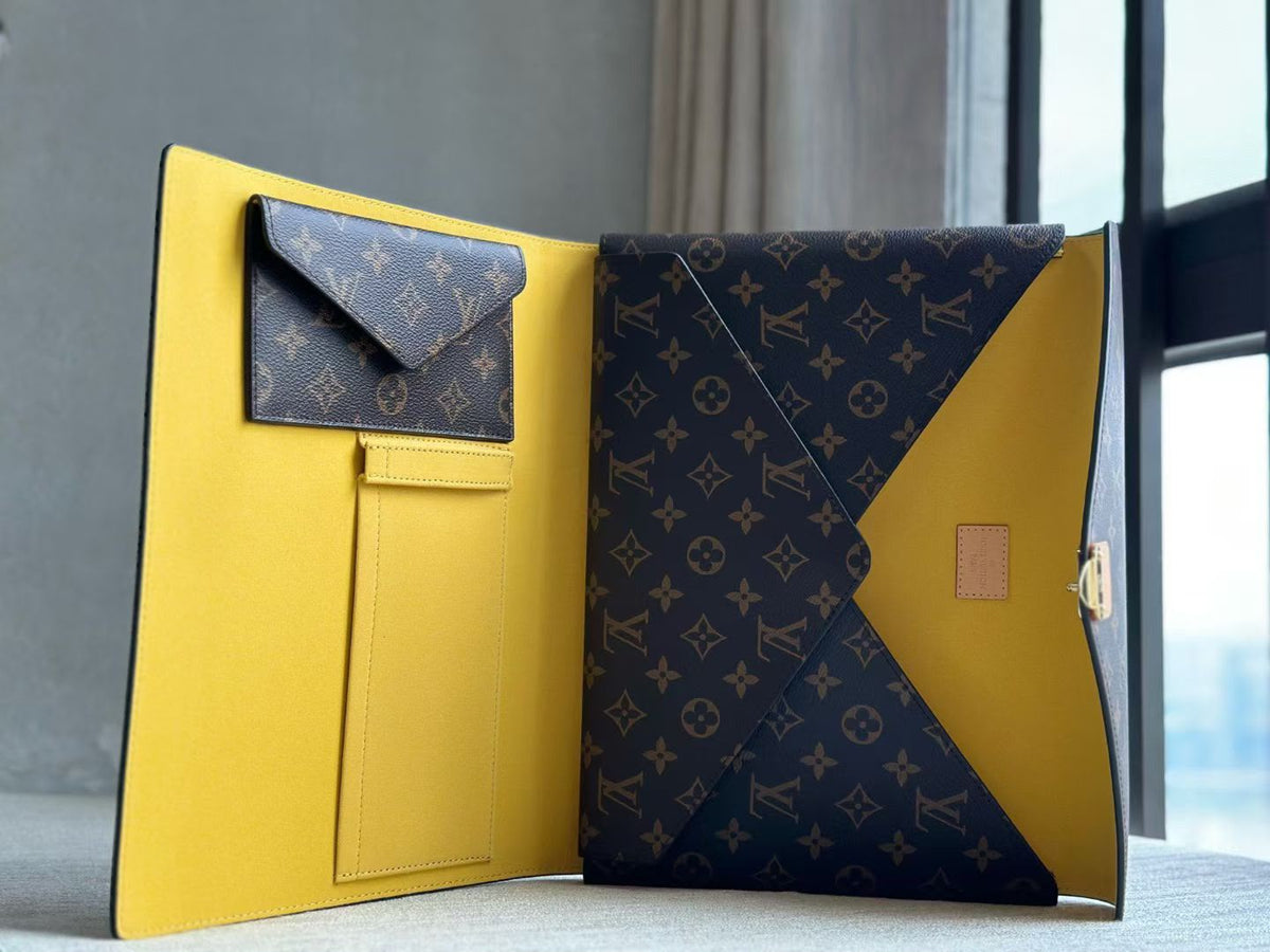 Louis Vuitton Mark Folder /  33 cm