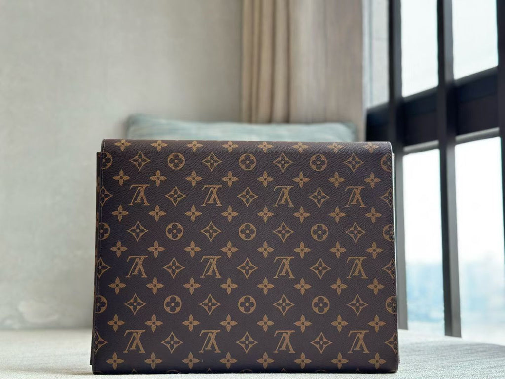 Louis Vuitton Mark Folder /  33 cm
