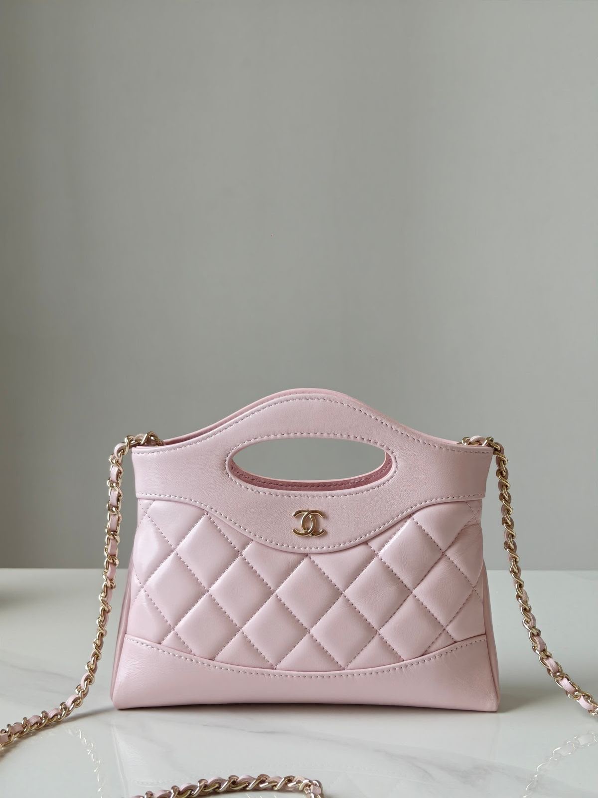 CHANEL Quilted Cutout-Handle Chain Bag