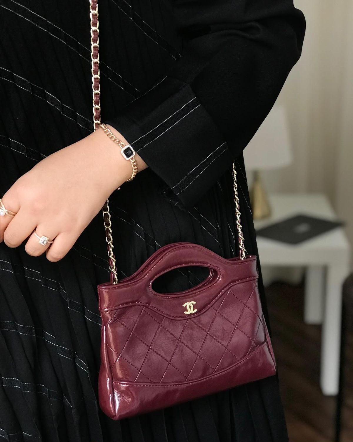 CHANEL Quilted Cutout-Handle Chain Bag